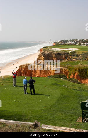 Vale Do Lobo Golfplatz mit herrlichen Blick auf Meer und Strand an der Algarve in Portugal Stockfoto