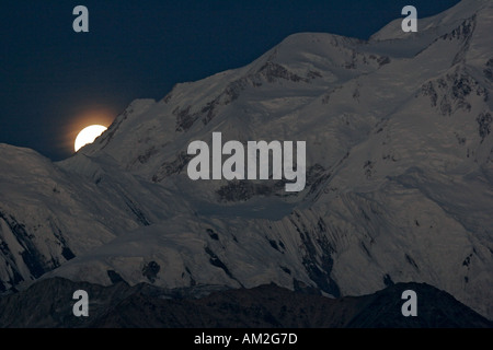 Der Vollmond und Mt McKinley Denali Nationalpark Alaska Stockfoto