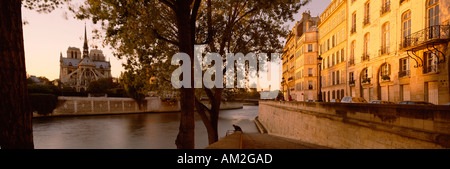Frankreich Paris Notre Dame bei Sonnenuntergang über dem Fluss Seine angesehen Stockfoto