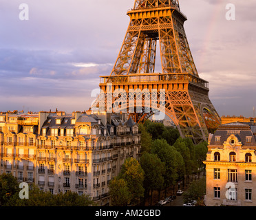 Frankreich Paris Eiffelturm über Stadt hautnah Stockfoto