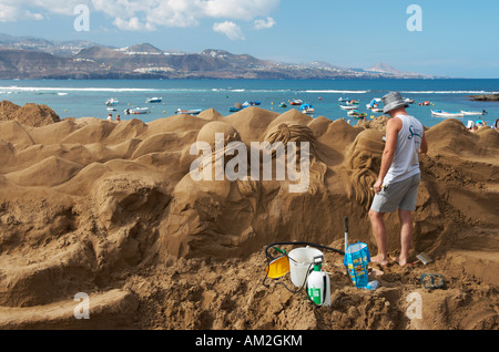 Sand Bildhauer arbeitet an der Krippe, Las Canteras Strand, Gran Canaria, Kanarische Inseln, Spanien, Europa Stockfoto