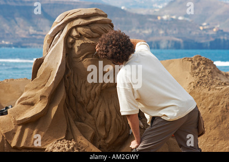 Sand Bildhauer arbeitet an der Krippe, Las Canteras Strand, Gran Canaria, Kanarische Inseln, Spanien, Europa Stockfoto