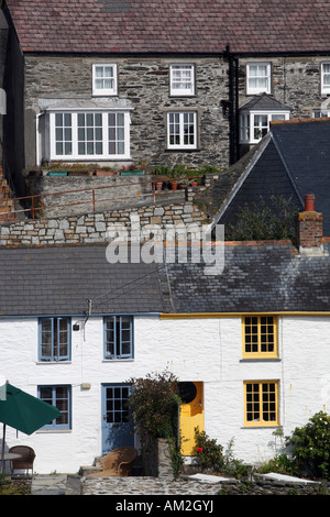 Reihen von terrassenförmig angelegten Häuser in dem kleinen Fischerdorf Dorf Portloe in Cornwall UK Stockfoto