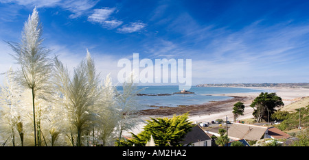 Kanalinseln Jersey Blick über Rocco Tower am Strand von St-Ouens Stockfoto