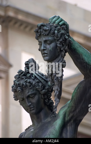 Bronzestatue des Perseus mit dem Kopf der Medusa Loggia dei Lanzi Florenz Italien Stockfoto