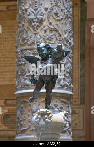 Putto mit einem Delphin Brunnenskulptur (Nachbau) im Inneren des Palazzo Vecchio in Florenz Italien Stockfoto