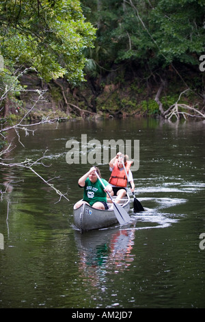 Zwei Mädchen paddeln Kanu auf dem Hillsborough River im Hillsborough River State Park nördlich von Tampa Florida USA Stockfoto