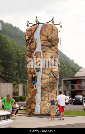 Eltern beobachten, wie kleine Kinder klettern künstliche Kletterwand in Cherokee North Carolina USA Stockfoto