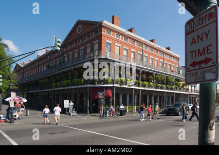 Touristen in der Nähe von Jackson Square Decatur Street im French Quarter von New Orleans Louisana USA Stockfoto