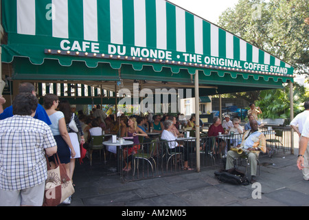 Kunden Krapfen Essen und trinken Kaffee im berühmten Cafe du Monde im French Quarter von New Orleans Louisana USA Stockfoto