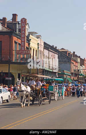 Pferdekutsche führt Streetparade auf Decatur Street im French Quarter von New Orleans Louisana USA Stockfoto