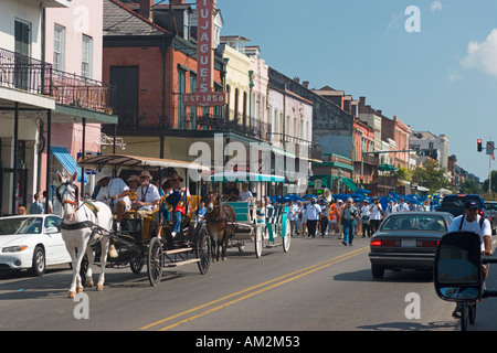 Pferdekutsche führt Streetparade auf Decatur Street im French Quarter von New Orleans Louisana USA Stockfoto