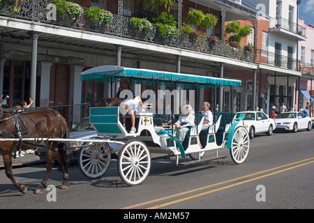 Frauen Siteseeing in Pferd gezogenen Wagen auf Decatur Street im French Quarter von New Orleans Louisana USA Stockfoto