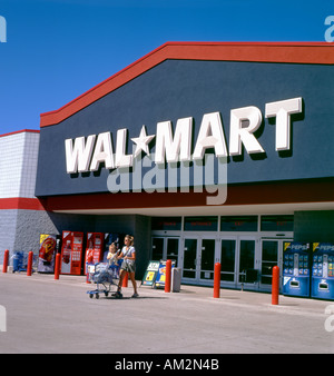 Eine Frau Shopper verlassen Walmart Speicher mit einem vollen Einkaufswagen. KATHY DEWITT Stockfoto