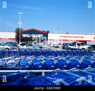 Außenansicht des Walmart-Geschäfts mit blauen Einkaufswagen auf dem Parkplatz Canada KATHY DEWITT Stockfoto