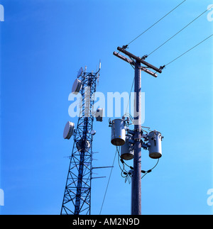 Radarturm, Sat-Scheiben, Stromleitungen und Elektrizität Mast Fort Erie, Ontario Kanada Stockfoto