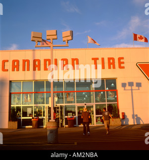 Zwei männliche Kunden betreten den Canadian Tire Store in Ontario, Kanada Stockfoto