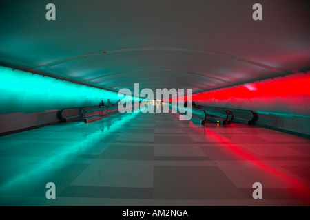 Moving Sidewalks und einer wechselnden Licht-Show in den Tunnel von der Detroit Flughafen Detroit Michigan Stockfoto