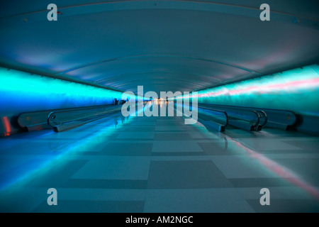 Moving Sidewalks und einer wechselnden Licht-Show in den Tunnel von der Detroit Flughafen Detroit Michigan Stockfoto