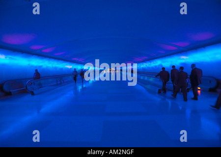 Moving Sidewalks und einer wechselnden Licht-Show in den Tunnel von der Detroit Flughafen Detroit Michigan Stockfoto