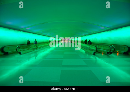 Moving Sidewalks und einer wechselnden Licht-Show in den Tunnel von der Detroit Flughafen Detroit Michigan Stockfoto