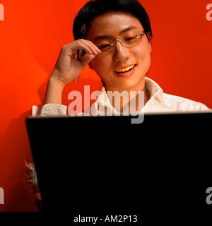 Ein junger Mann genießt mit einem laptop Stockfoto
