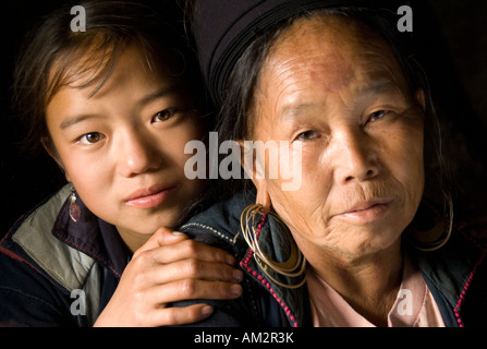 Black Hmong Enkelin mit Großmutter im Dorf in der Nähe von Sa Pa Stockfoto