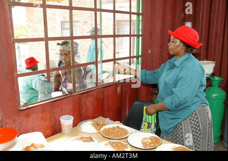 Essen wird in einer Suppenküche, Cape Town, South Africa ausgehändigt Stockfoto