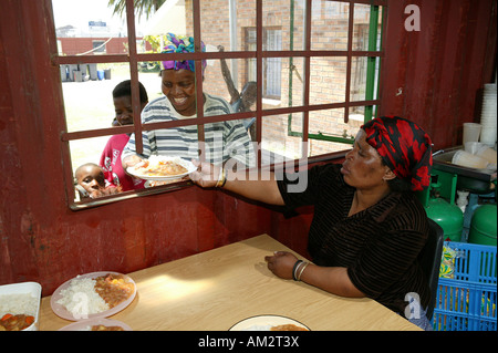 Essen wird in einer Suppenküche, Cape Town, South Africa ausgehändigt Stockfoto