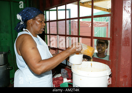 Essen wird in einer Suppenküche, Cape Town, South Africa ausgehändigt Stockfoto