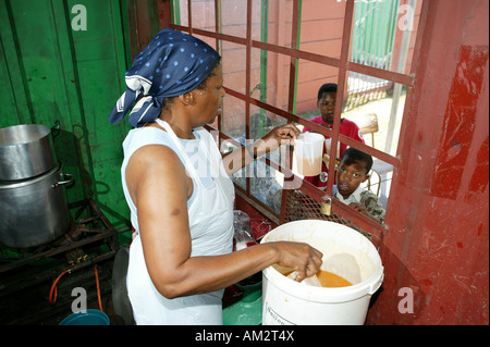 Essen wird in einer Suppenküche, Cape Town, South Africa ausgehändigt Stockfoto