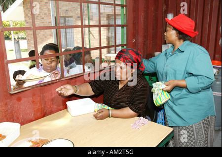 Essen wird in einer Suppenküche, Cape Town, South Africa ausgehändigt Stockfoto