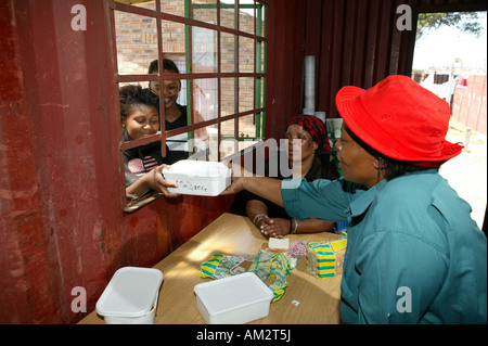 Essen wird in einer Suppenküche, Cape Town, South Africa ausgehändigt Stockfoto