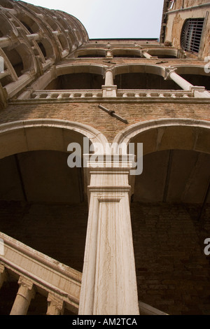 Außenansicht der Wendeltreppe des Palazzo oder Scala Contarini Del Bovolo Venedig Italien Stockfoto