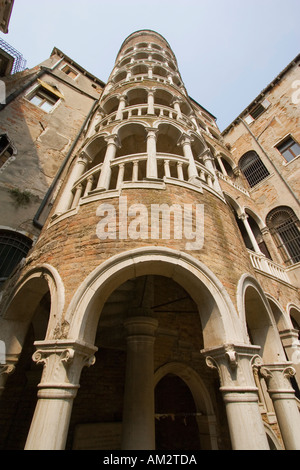 Außenansicht der Wendeltreppe des Palazzo oder Scala Contarini Del Bovolo Venedig Italien Stockfoto