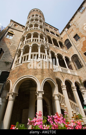 Außenansicht der Wendeltreppe des Palazzo oder Scala Contarini Del Bovolo Venedig Italien Stockfoto