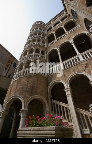 Außenansicht der Wendeltreppe des Palazzo oder Scala Contarini Del Bovolo Venedig Italien Stockfoto