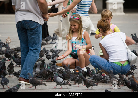 Familie füttern der Tauben in der Piazza San Marco Venice Italien Stockfoto