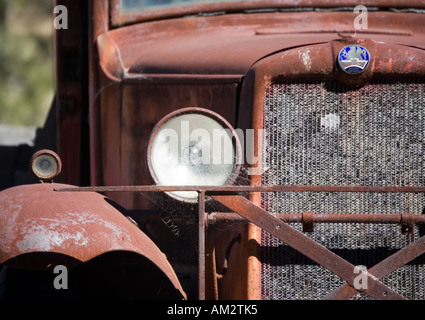 Alt und verrostet LKW in einen Acker in der Nähe von den Blue Mountains in Australien. Stockfoto