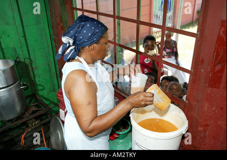 Essen wird in einer Suppenküche, Cape Town, South Africa ausgehändigt Stockfoto