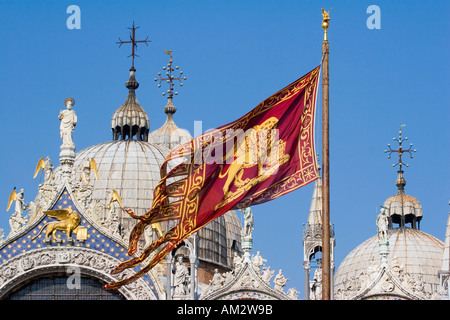 Venezianische Flagge vor der Basilika San Marco in der Piazza San Marco Venice Italy Stockfoto