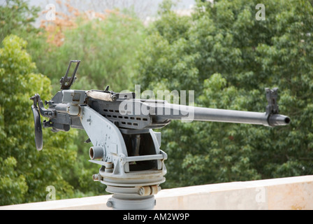 Schweres Maschinengewehr montiert auf Wand außerhalb der griechischen Hellenic Kriegsmuseum. Stockfoto