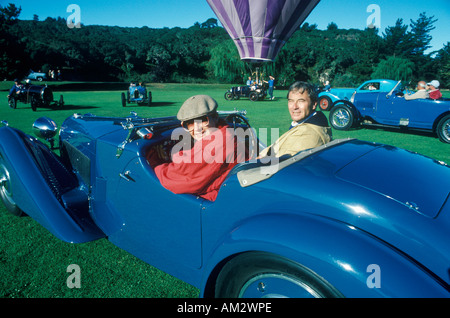 Ein blauer Bugatti Auto und Heißluft Ballon beim 35. jährliche Concours D Eleganz-Wettbewerb in Carmel CA Stockfoto