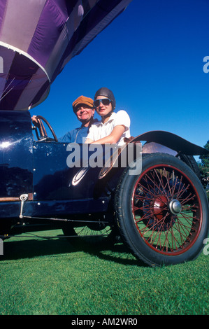 Eine dunkelblaue Bugatti Auto und Heißluft Ballon beim 35. jährliche Concours D Eleganz-Wettbewerb in Carmel CA Stockfoto