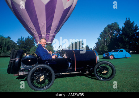 Eine dunkelblaue Bugatti Auto und Heißluft Ballon beim 35. jährliche Concours D Eleganz-Wettbewerb in Carmel CA Stockfoto