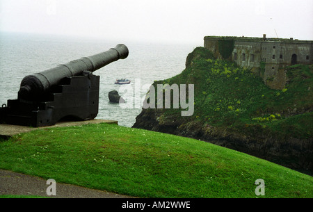 Kanone auf dem Burgberg in Tenby Pembrokeshire Stockfoto