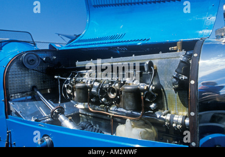 Ein Motor von einem blauen Bugatti beim 35. jährliche Concours D Eleganz-Wettbewerb in Carmel CA Stockfoto