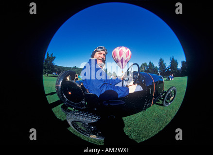 Eine dunkelblaue Bugatti Auto und Heißluft Ballon beim 35. jährliche Concours D Eleganz-Wettbewerb in Carmel CA Stockfoto