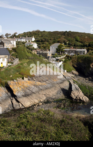 Ferienhäuser schmiegen sich an den Hang in dem kleinen Fischerdorf Dorf Portloe in Cornwall UK Stockfoto