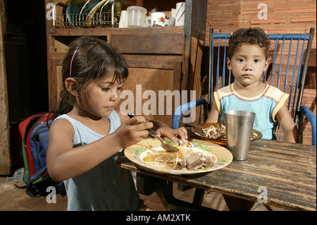 Guarani Kinder Essen in der armen Gegend von Chacarita, Asuncion, Paraguay, Südamerika Stockfoto